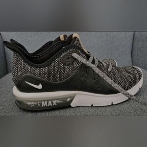 Nike Air Max Sequent 3 Women’s 9.5 Black White Running Shoes Sneakers
